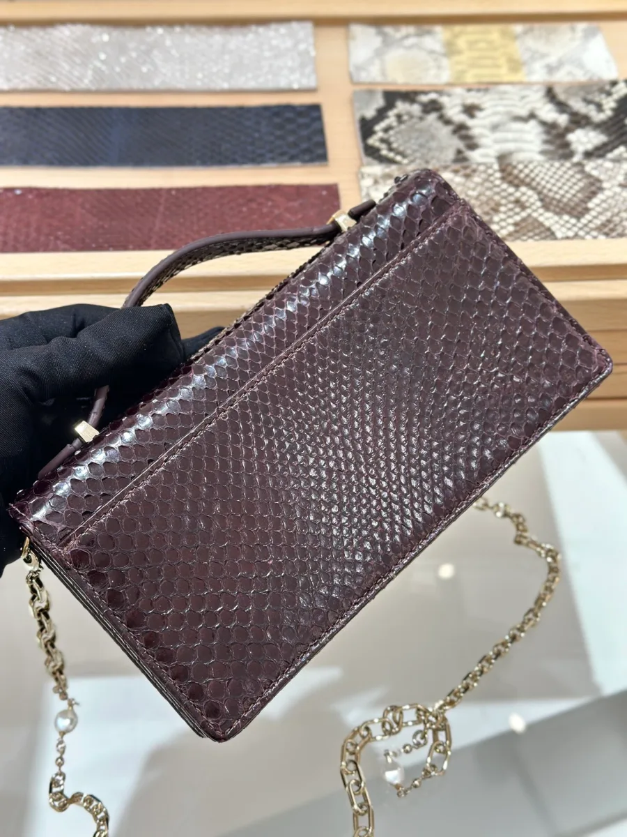 Задняя сторона бордового клатча Dior WOC из змеиной кожи с карманом