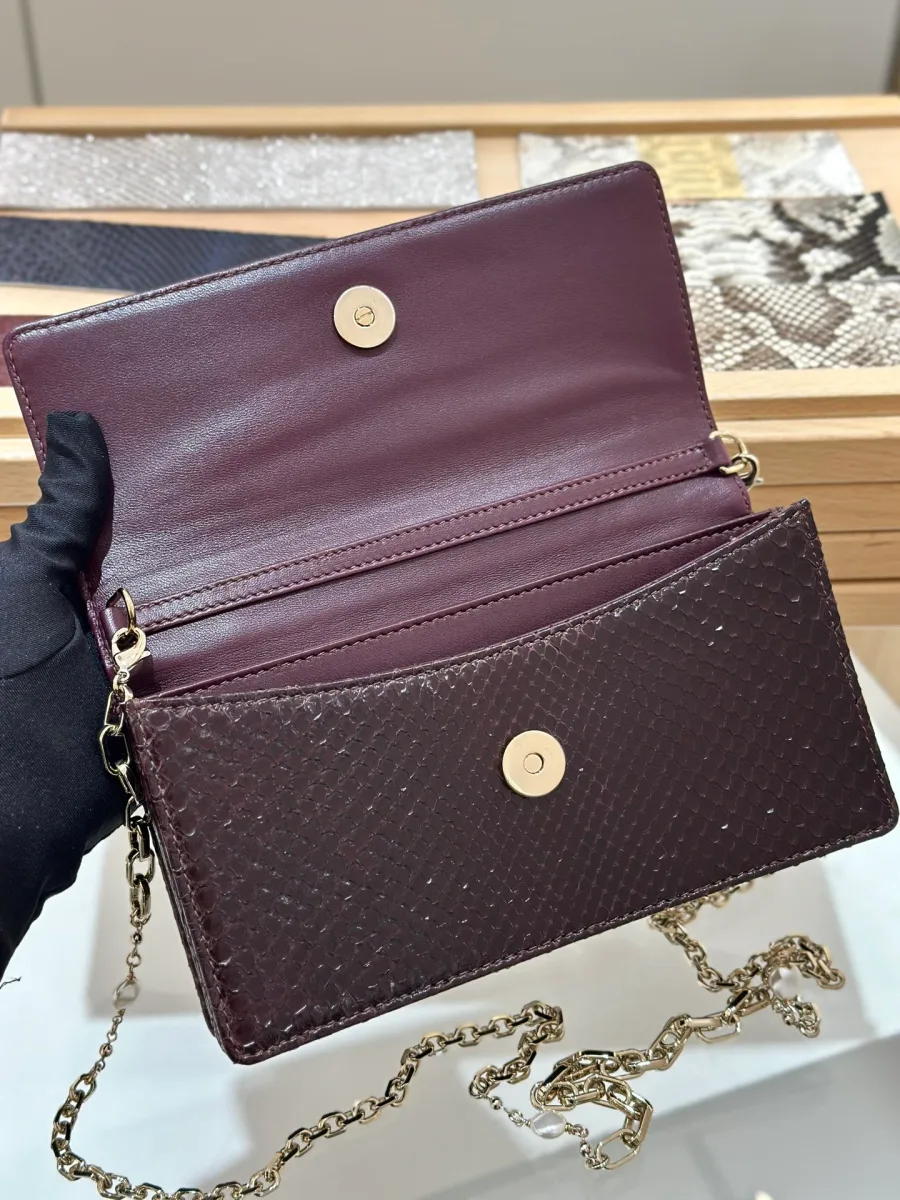 Открытый бордовый клатч Dior WOC, вид на внутреннее отделение и кнопку-застежку