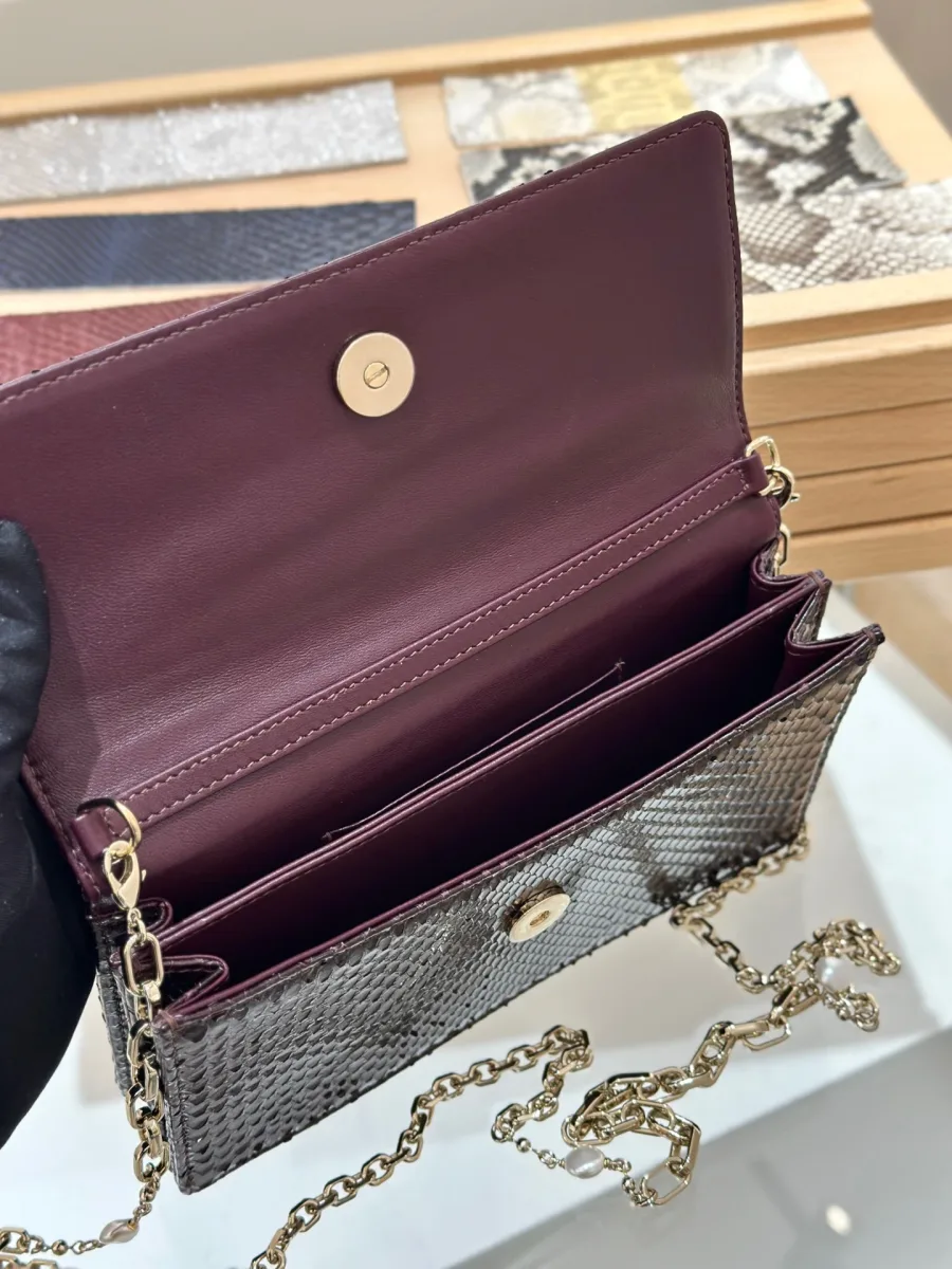 Внутреннее устройство бордового клатча Dior WOC с отделениями для карт и карманом
