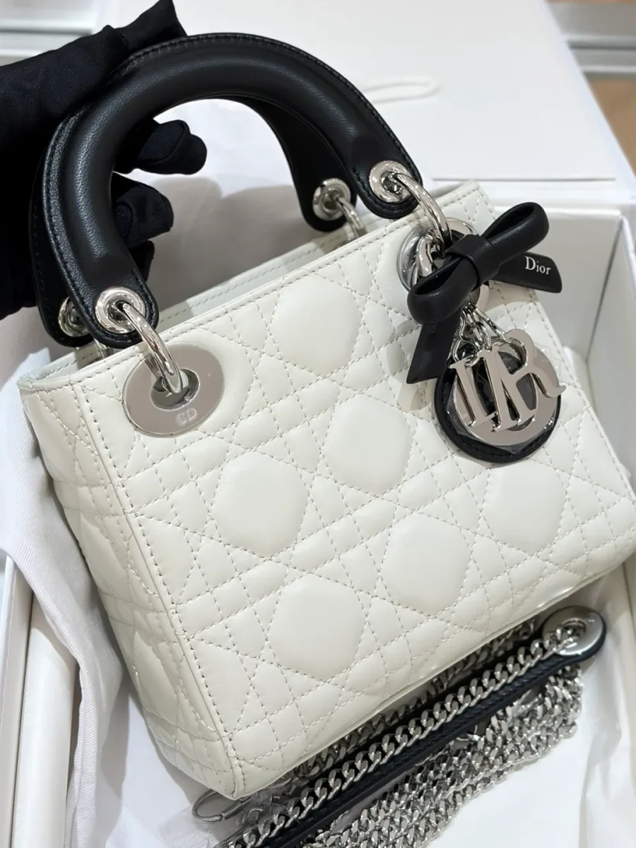 Белая сумка Lady Dior 17 с черными ручками и серебристой фурнитурой, вид спереди в коробке