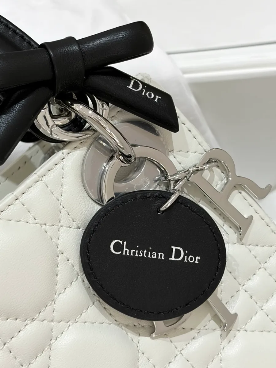Крупный план кожаного ярлыка Christian Dior на обратной стороне подвески