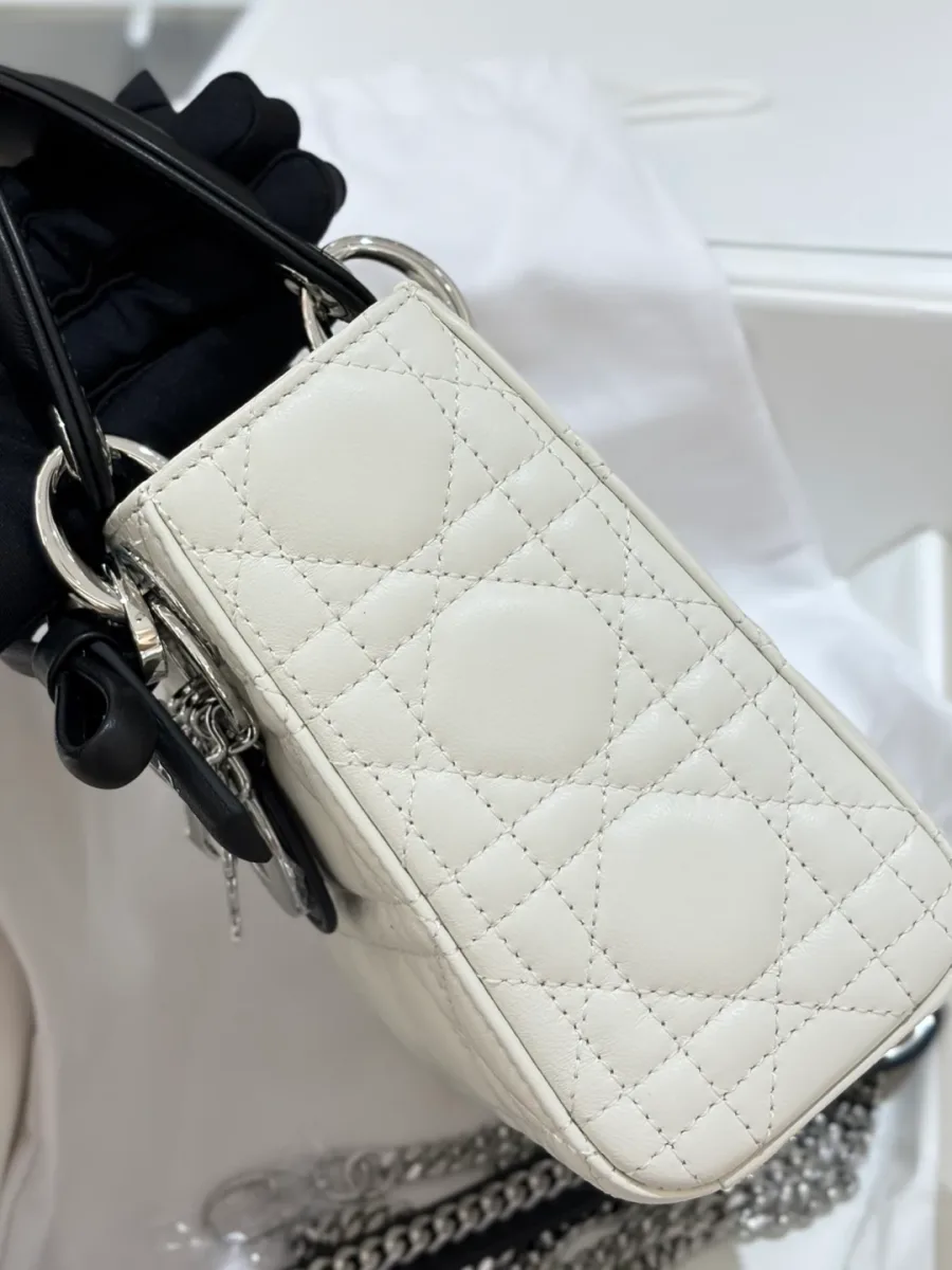 Вид сумки Lady Dior сбоку, демонстрирующий ширину и стеганую текстуру