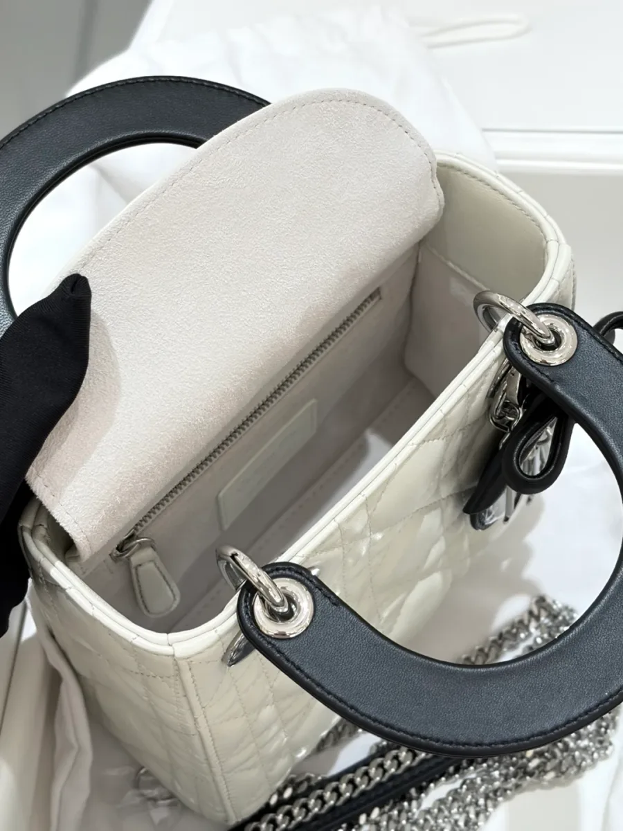 Открытая сумка Lady Dior, вид на внутреннее отделение со светлой подкладкой