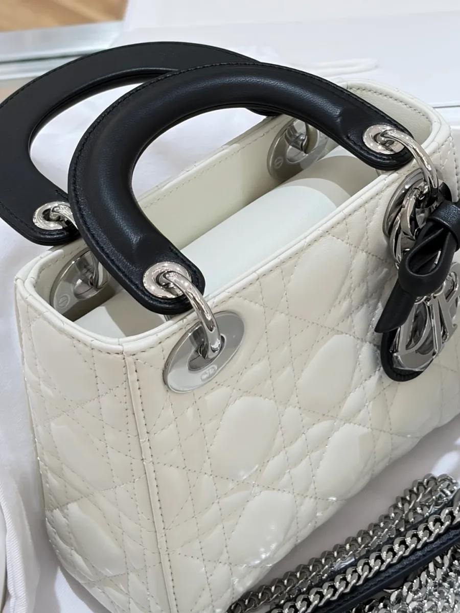 Сумка Lady Dior с черными ручками и плечевым ремнем-цепочкой, вид в три четверти