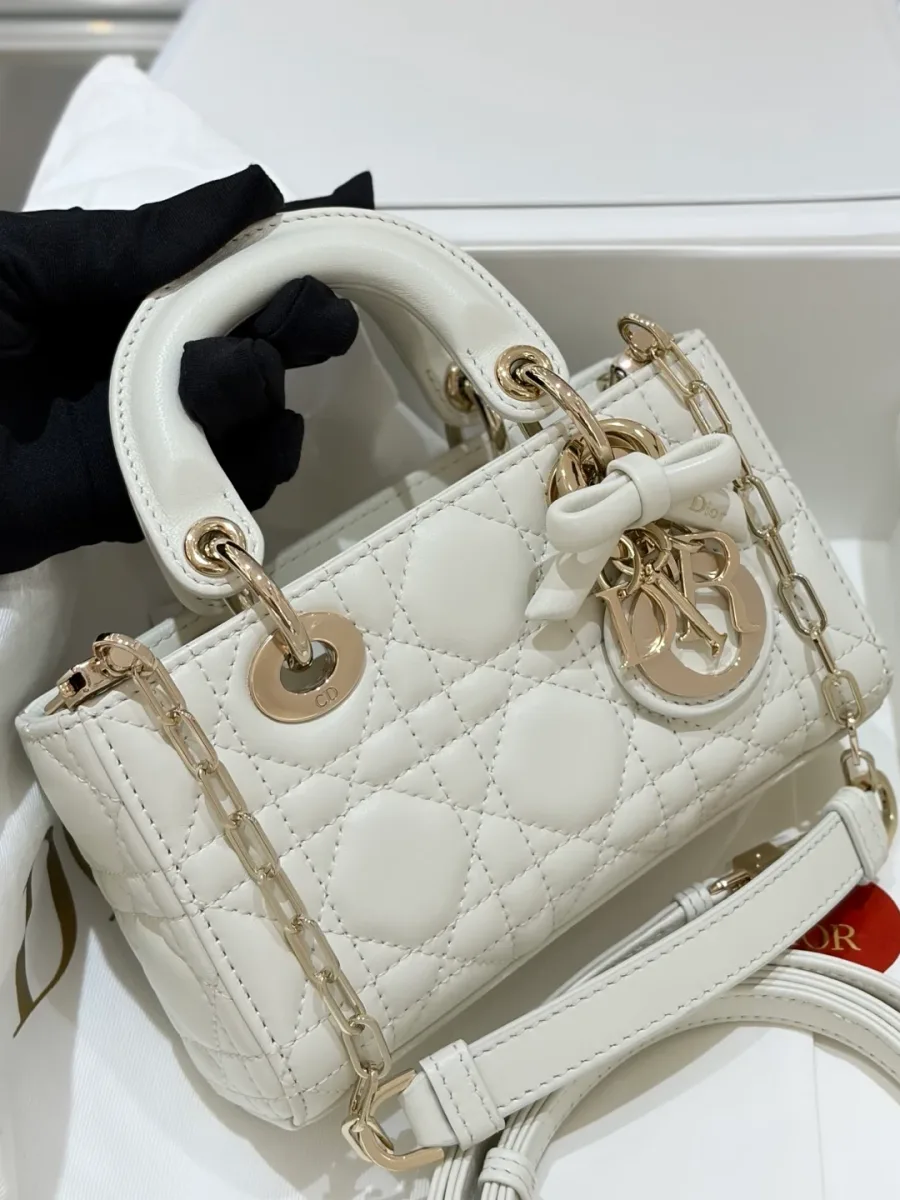 Белая сумка Dior Lady D-Joy Micro с золотистой фурнитурой в коробке, вид спереди