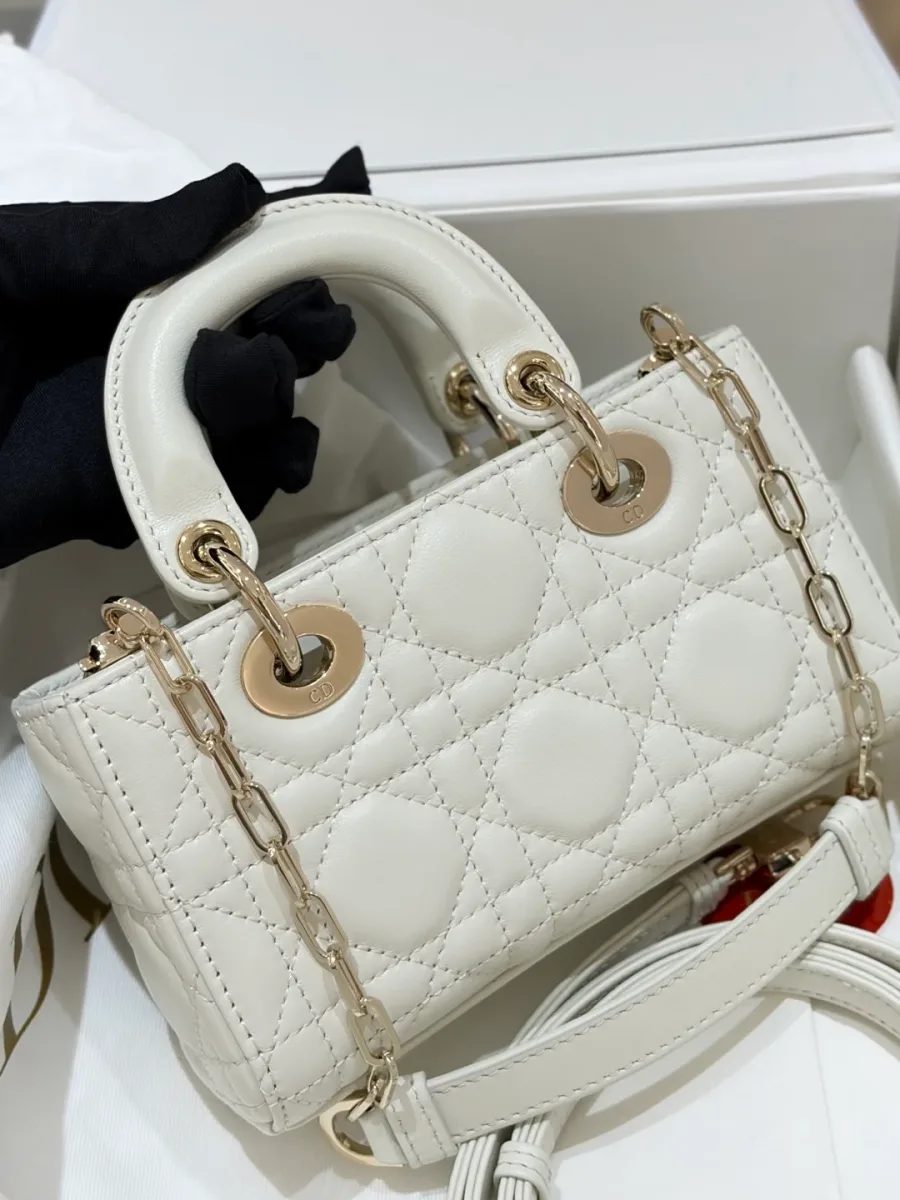 Белая стеганая сумка Dior Lady D-Joy Micro с ручками и ремнем, ракурс три четверти