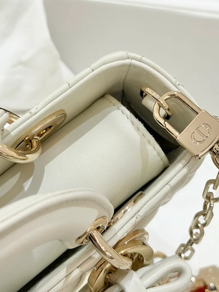 Деталь крепления плечевого ремня-цепочки к белой сумке Dior Lady D-Joy