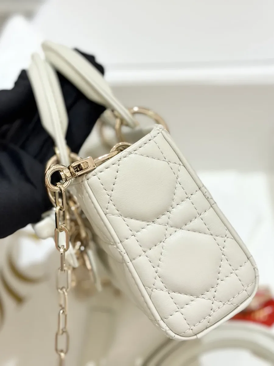 Боковая сторона белой сумки Dior Lady D-Joy Micro со стеганым узором Cannage
