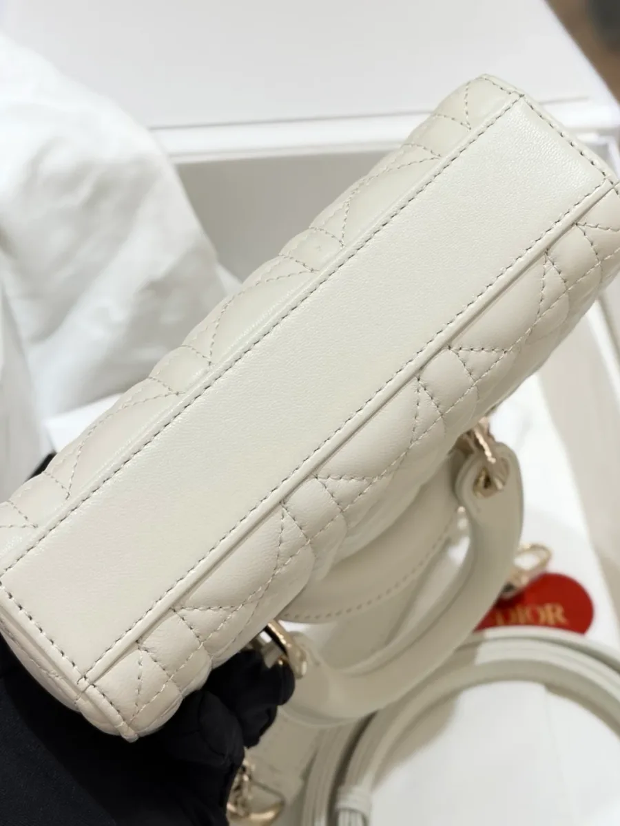 Нижняя панель белой стеганой сумки Dior Lady D-Joy Micro