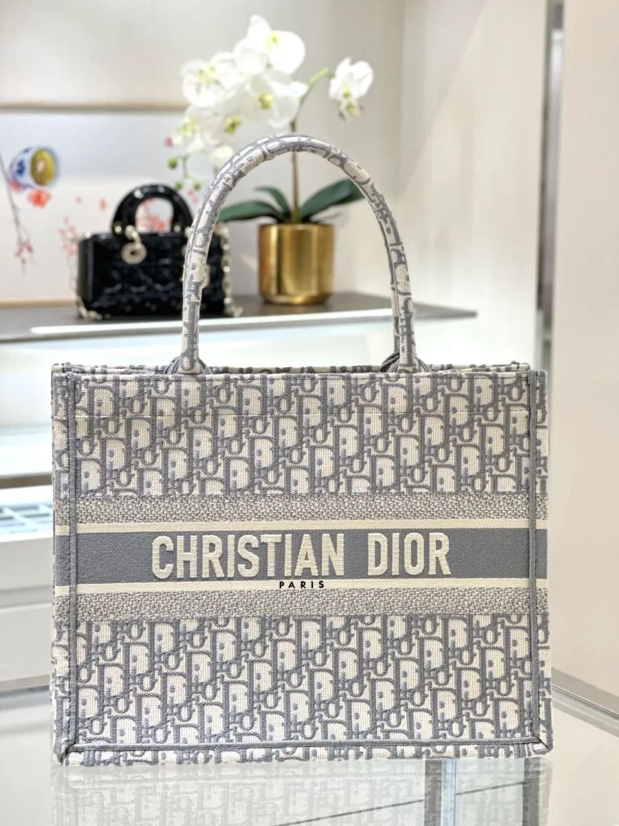 Серая сумка-тоут Dior Book Tote с вышивкой Oblique, вид спереди