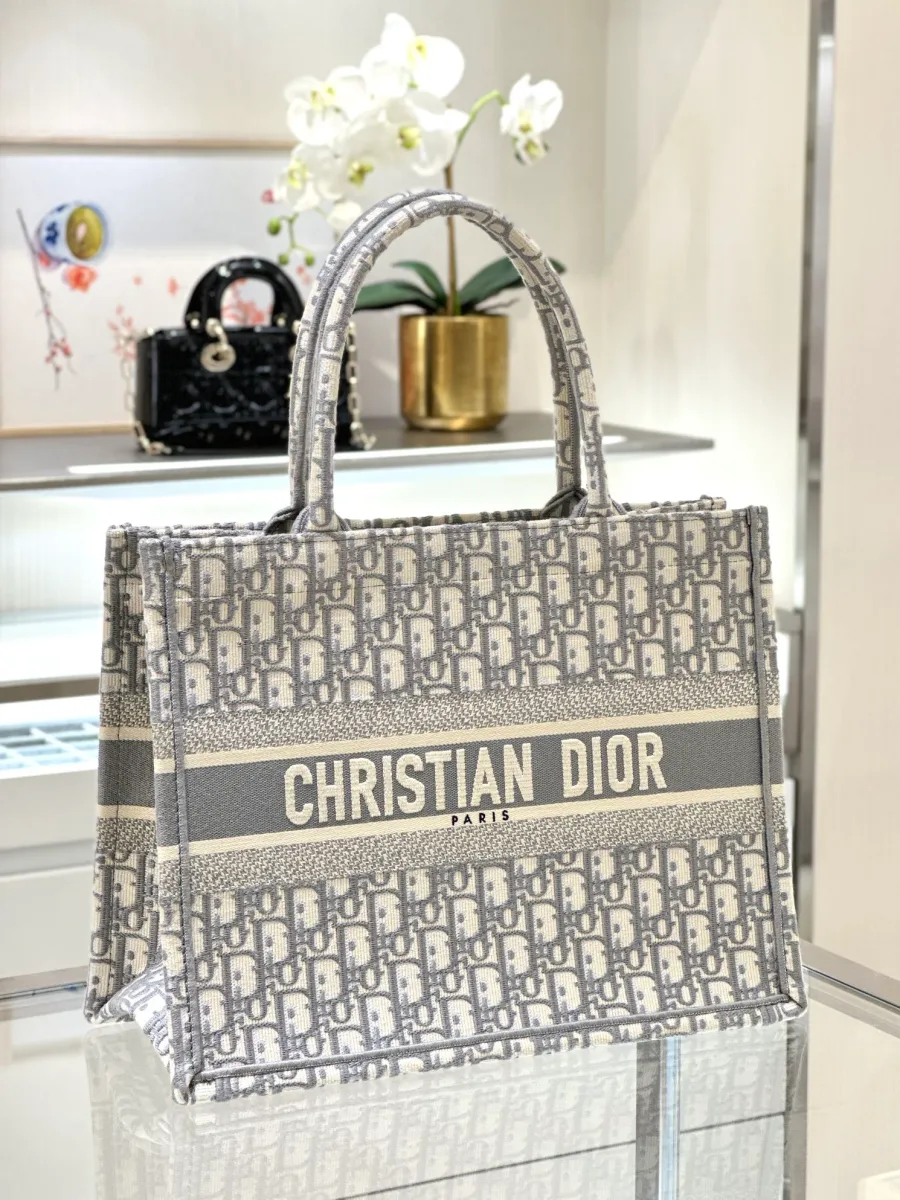 Серая текстильная сумка-тоут Dior Book Tote с узором Oblique, вид вполоборота