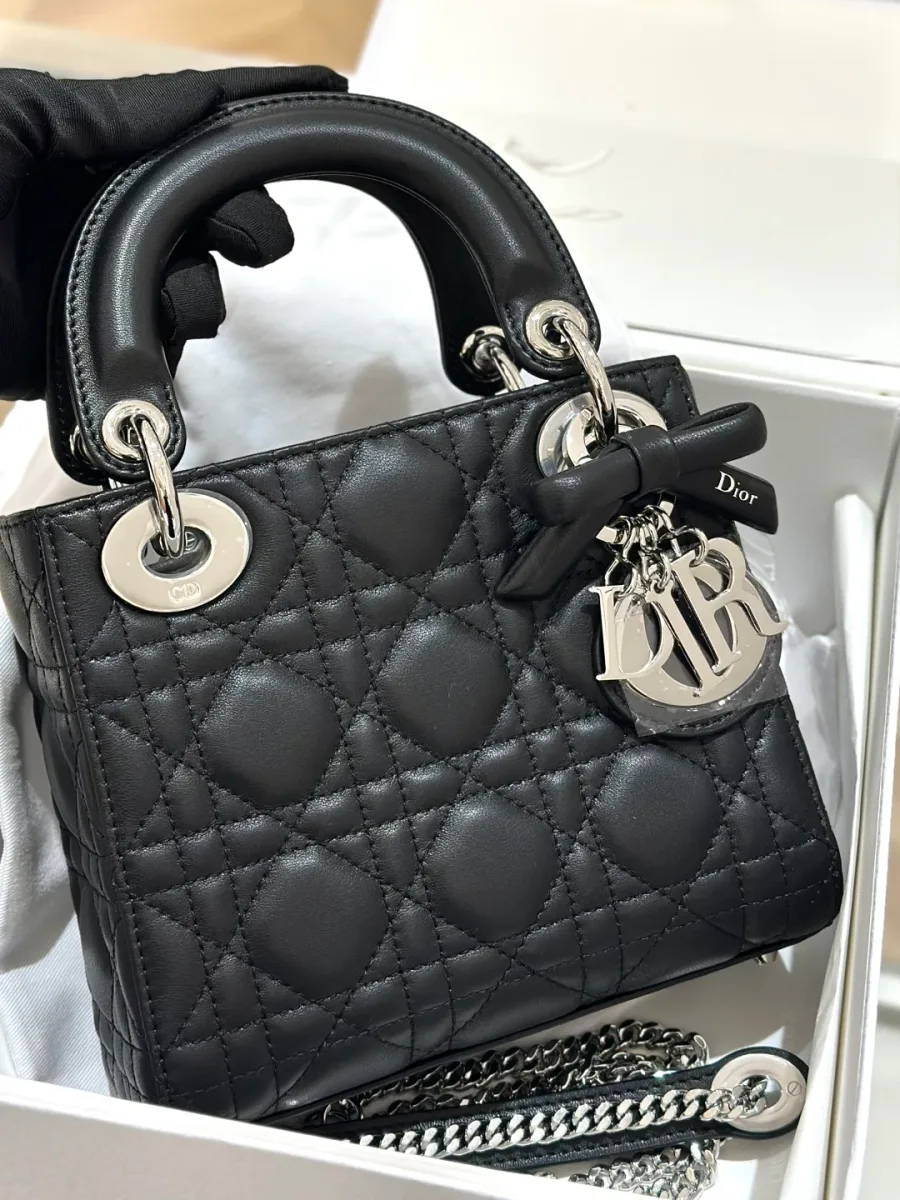 Черная сумка Lady Dior с серебристой фурнитурой и кожаным бантом, вид в коробке