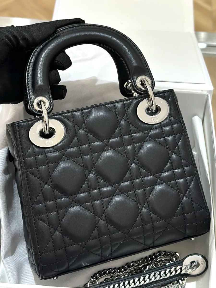 Черная стеганая сумка Lady Dior с узором Cannage, вид спереди