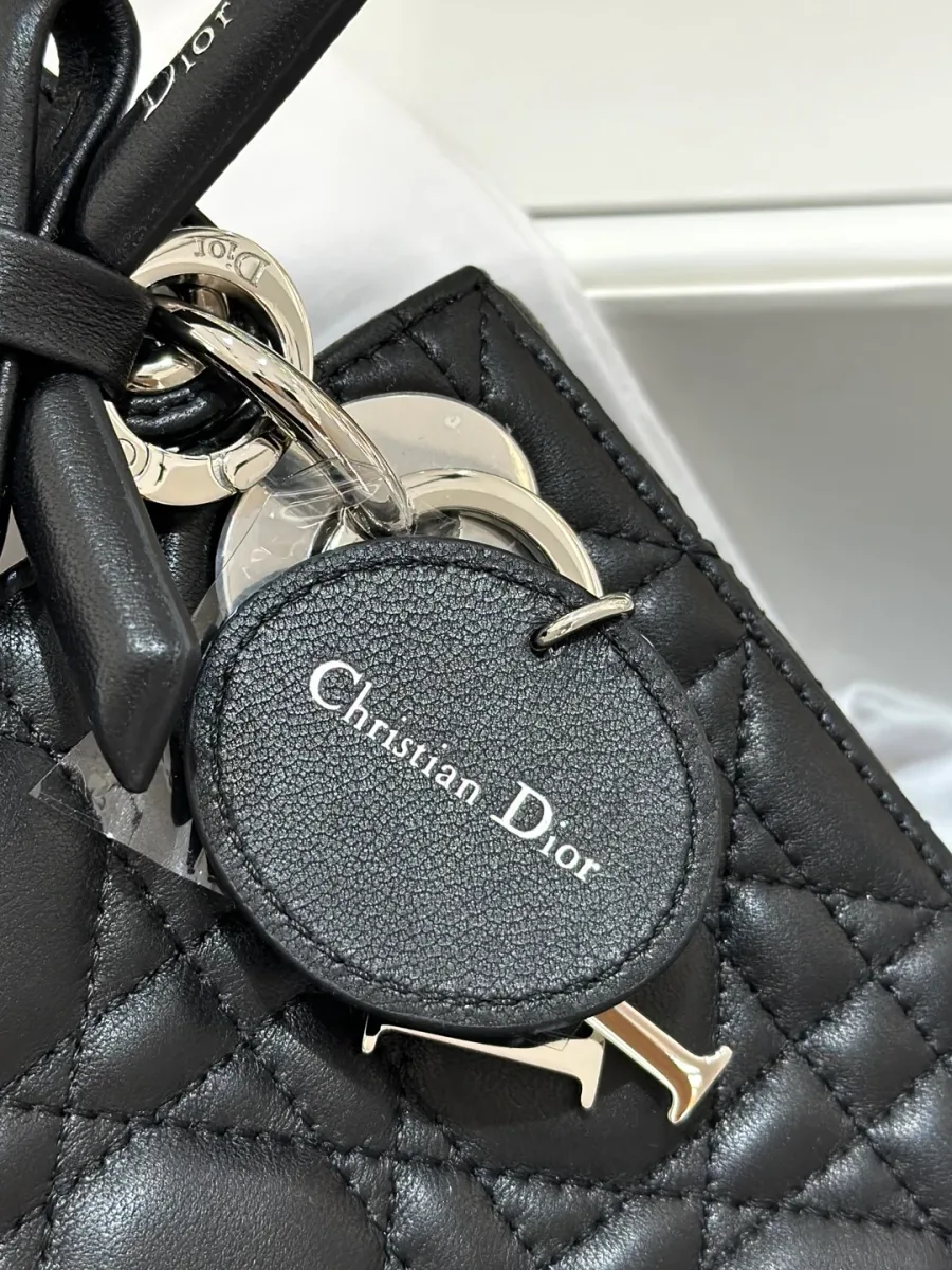 Крупный план круглой кожаной бирки с тиснением Christian Dior