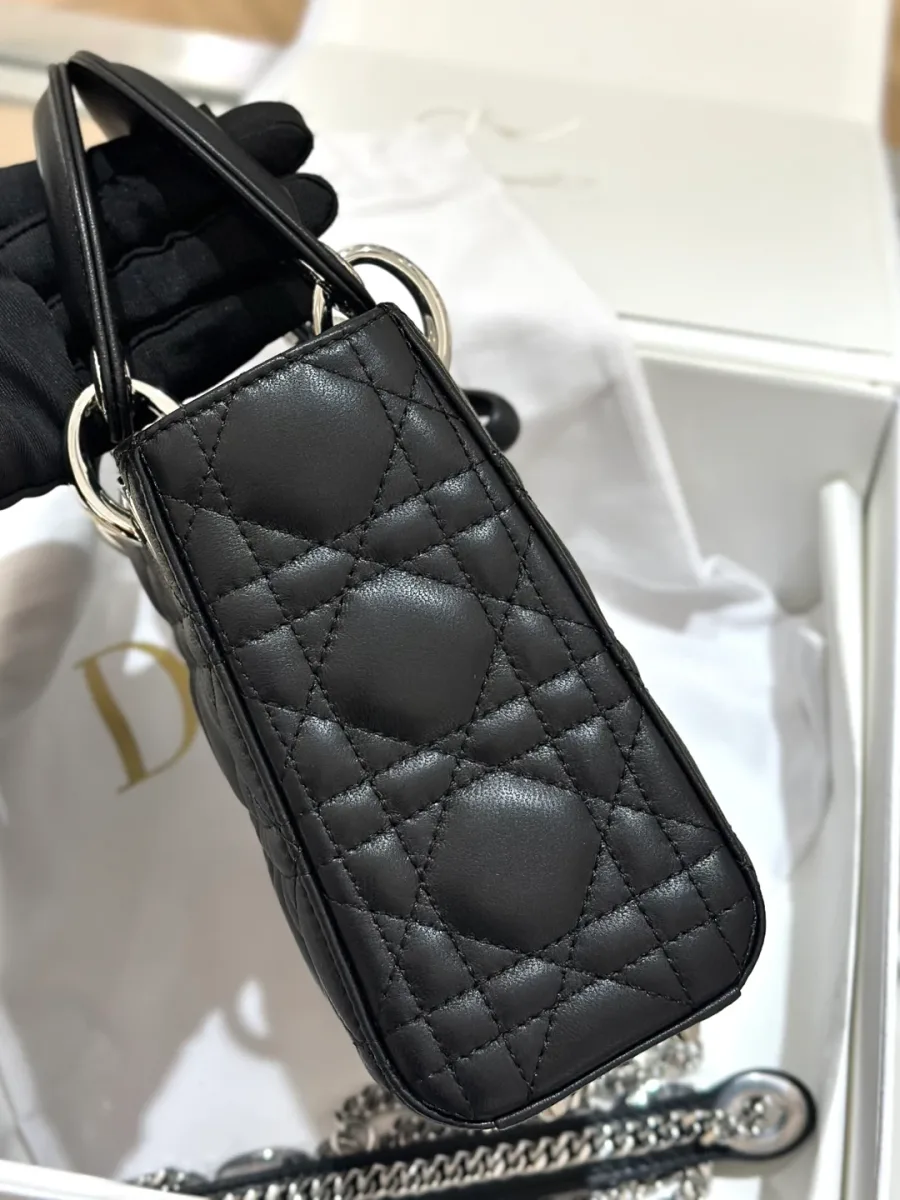 Черная сумка Lady Dior, вид сбоку, демонстрирующий стеганую текстуру