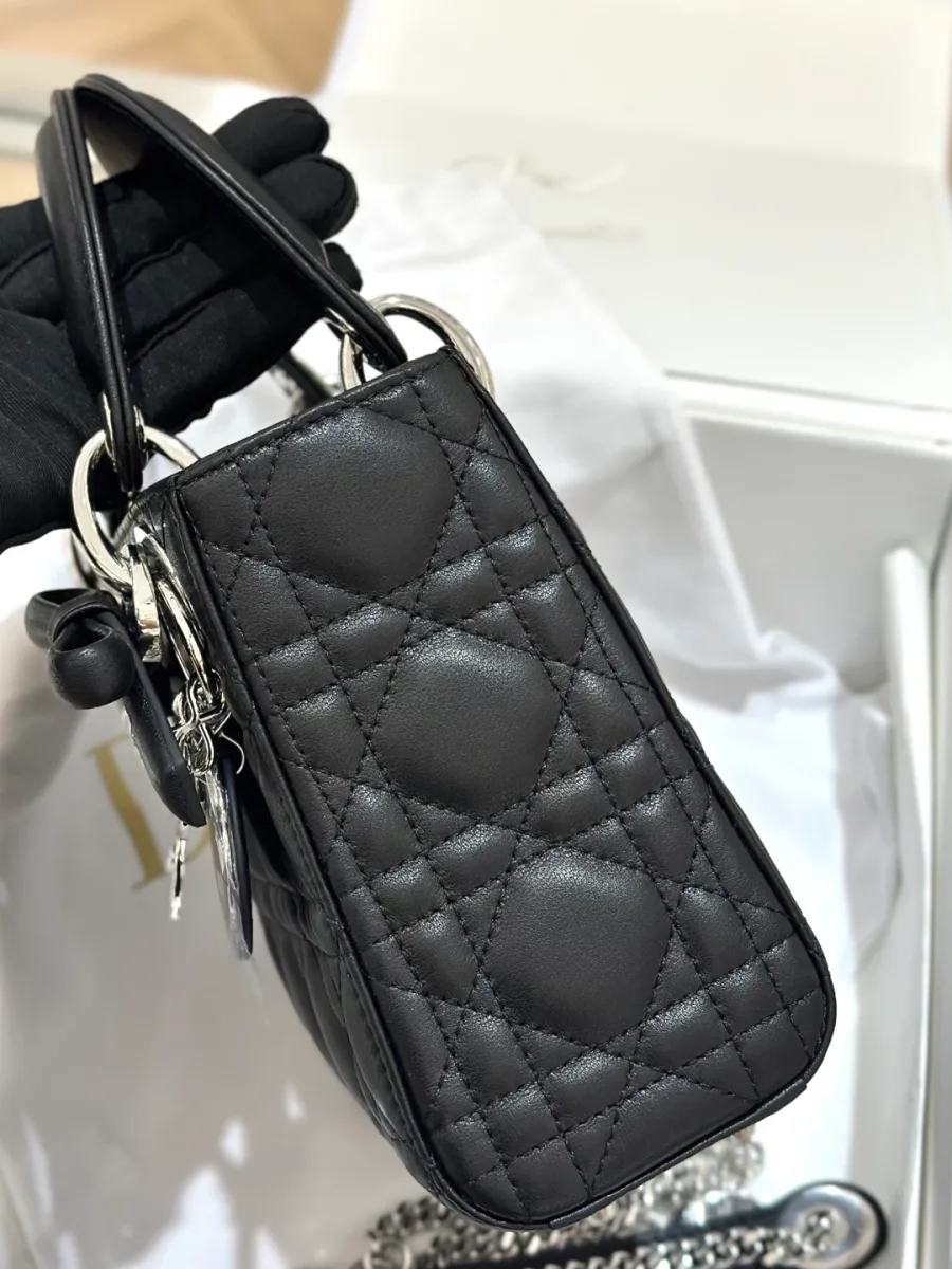 Боковая сторона черной сумки Lady Dior с креплением для ремня