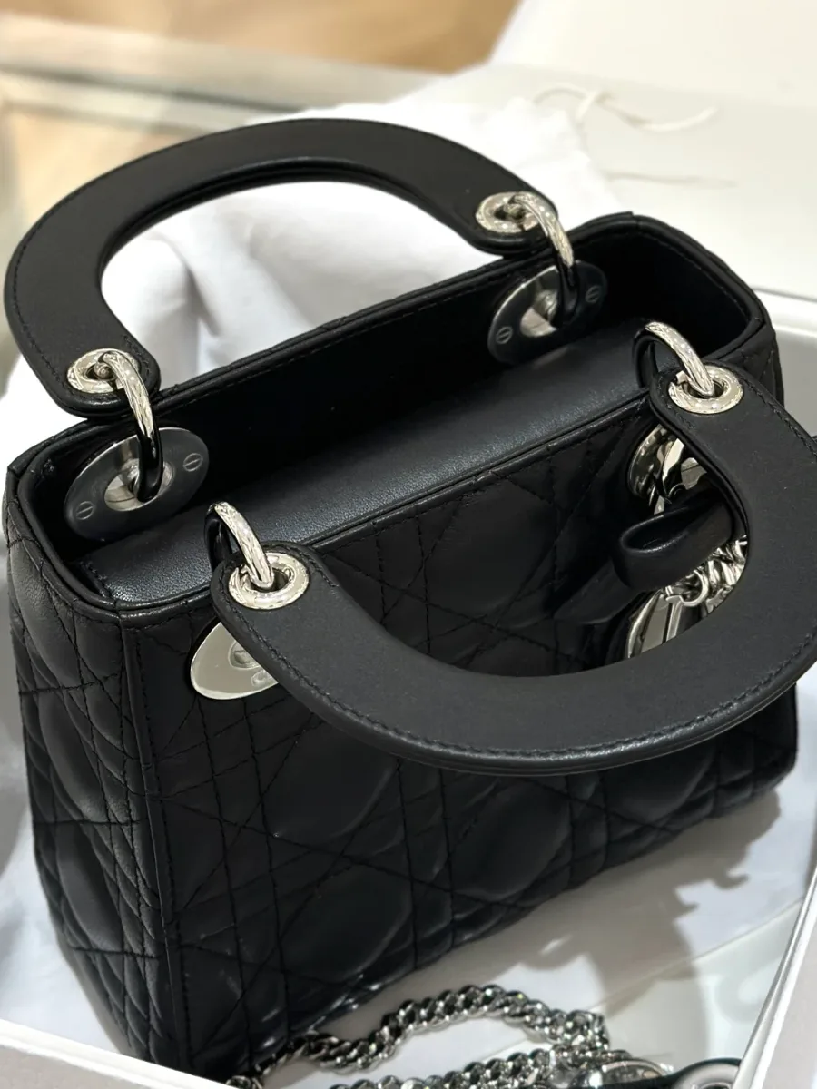 Вид сверху на открытое отделение черной сумки Lady Dior