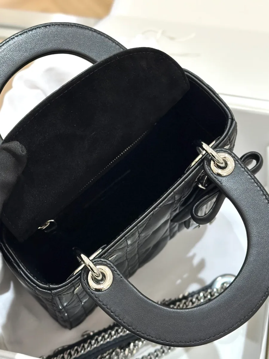 Внутреннее отделение черной сумки Lady Dior с подкладкой