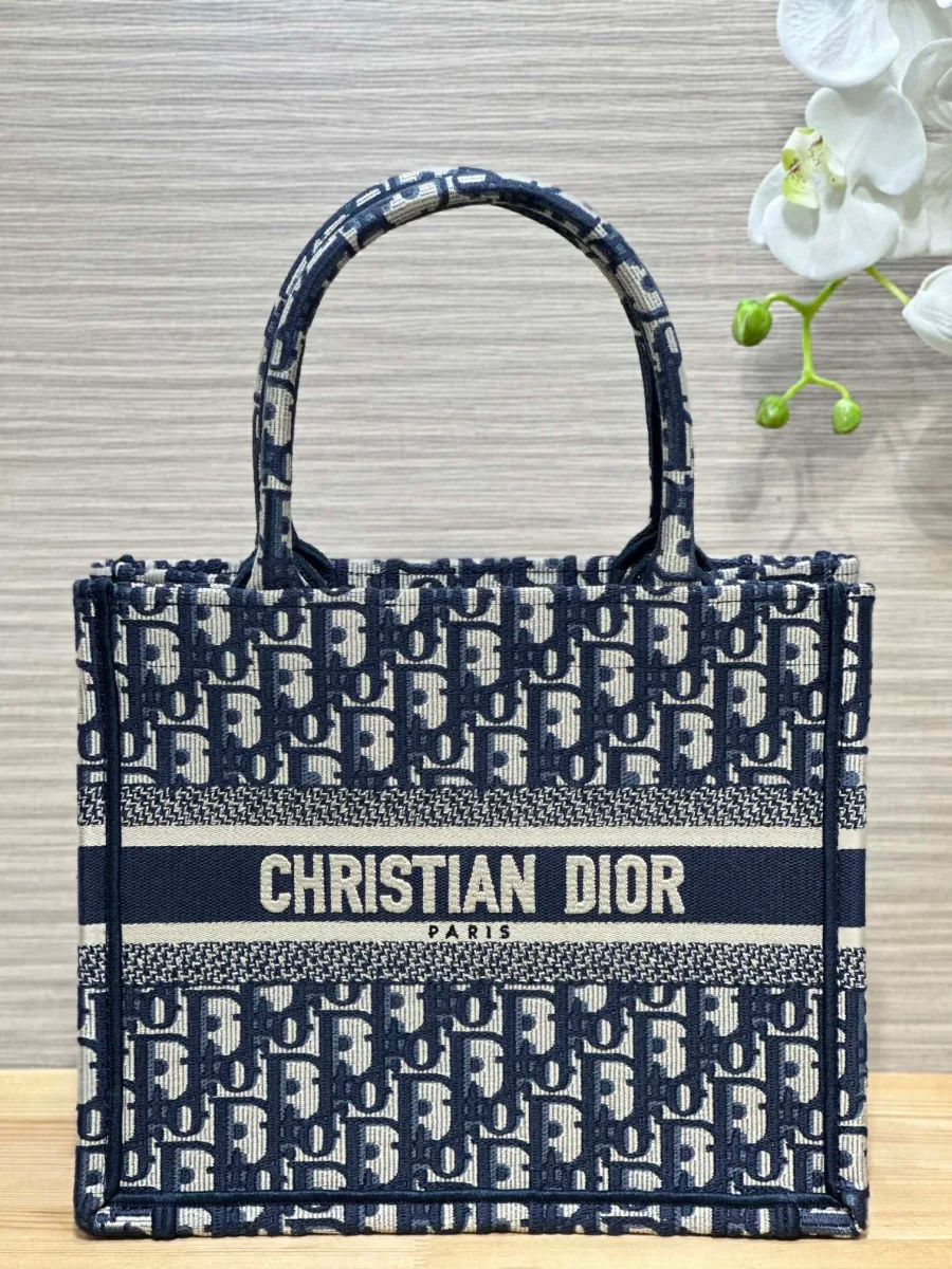 Синяя текстильная сумка-тоут Dior Book Tote с узором Oblique, вид спереди
