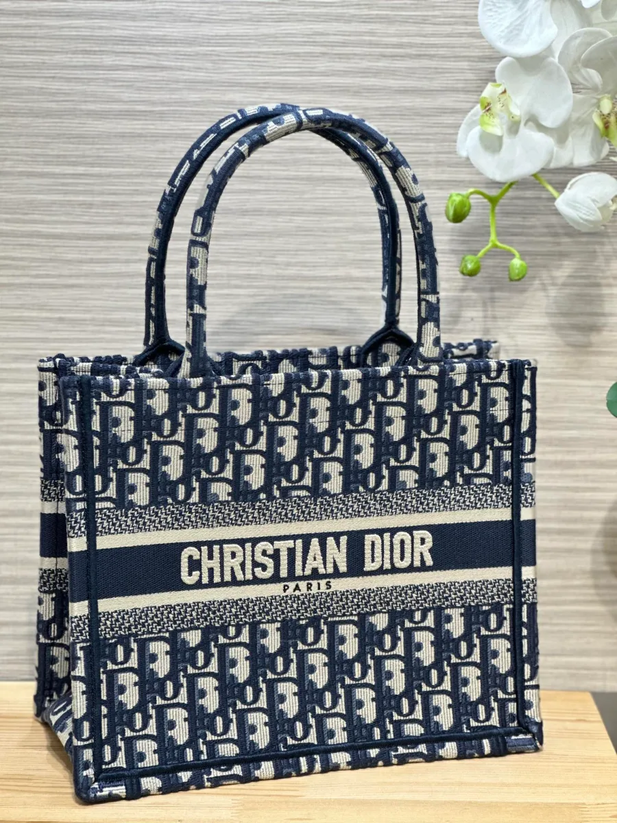 Синяя текстильная сумка-тоут Dior Book Tote с узором Oblique, вид в три четверти