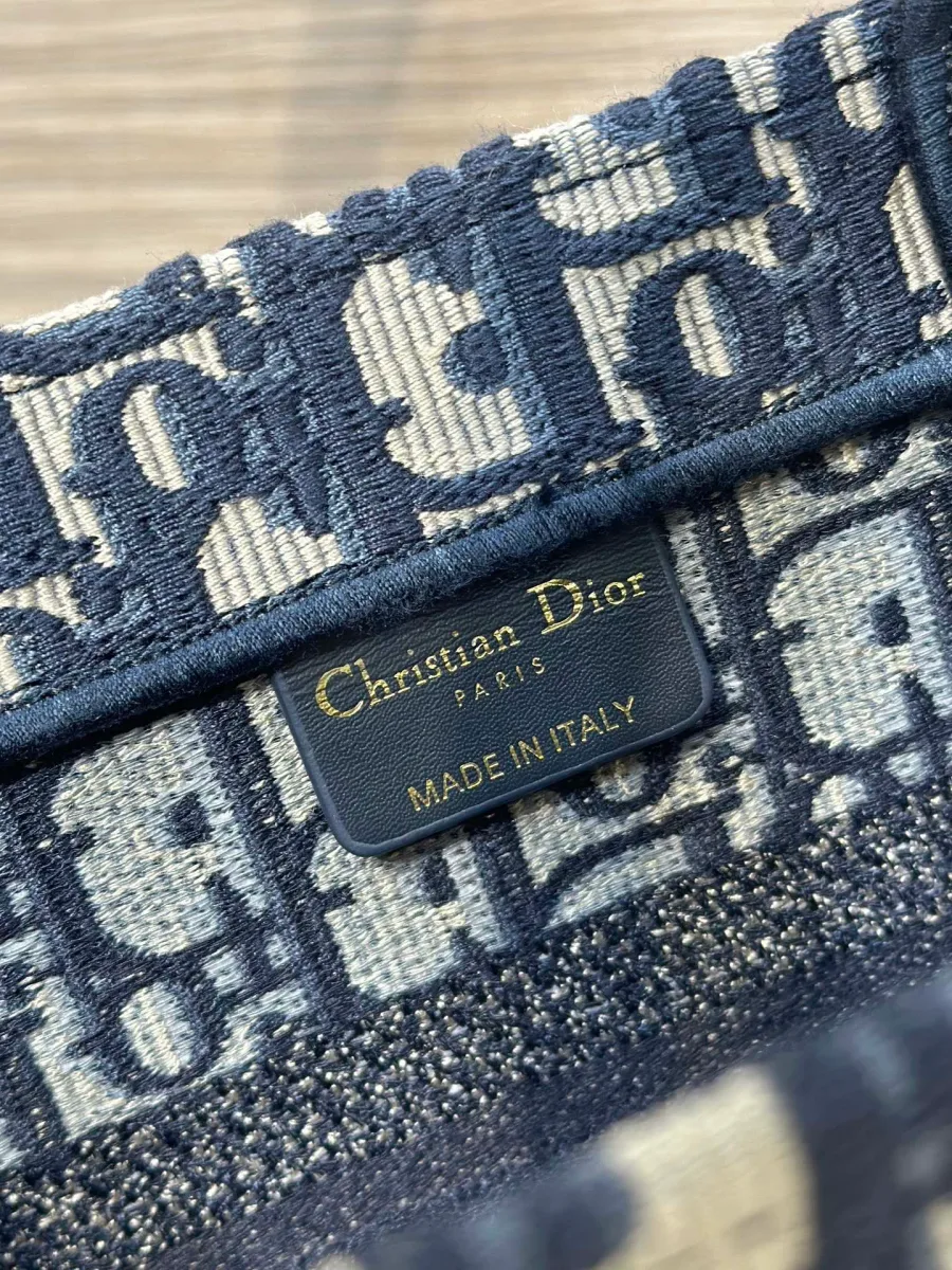 Внутренняя кожаная нашивка с золотистым тиснением Christian Dior Paris Made in Italy