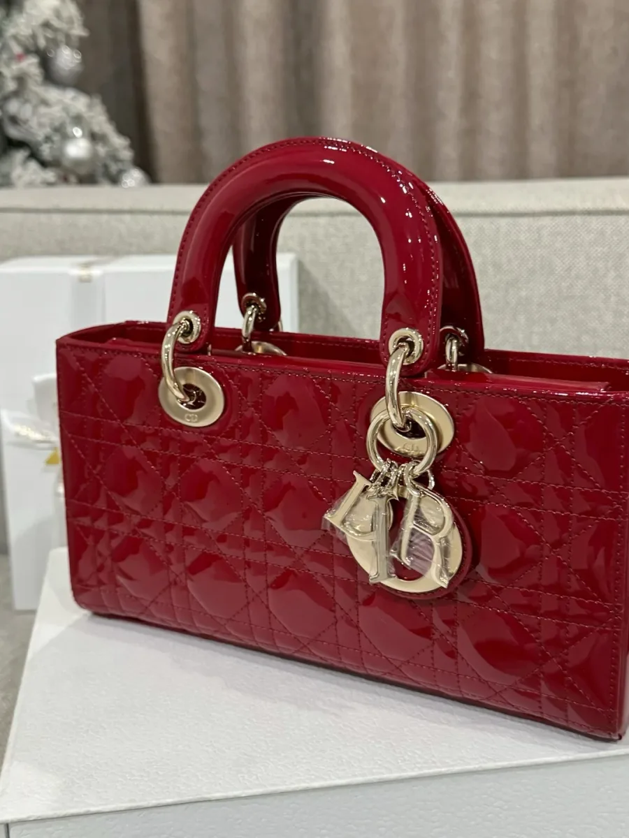Сумка Dior Lady D-Joy бордового цвета из лакированной кожи, ракурс три четверти