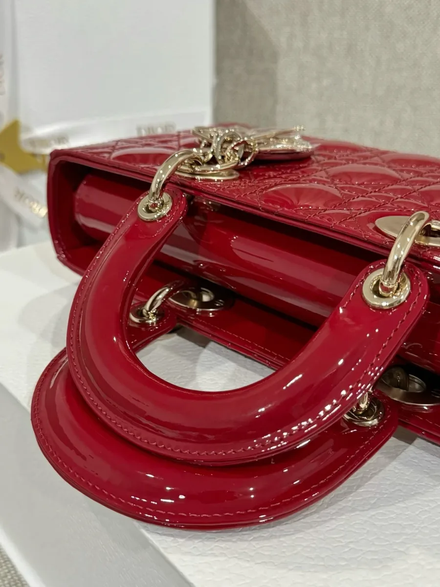Вид сверху на бордовую сумку Dior Lady D-Joy с ручками
