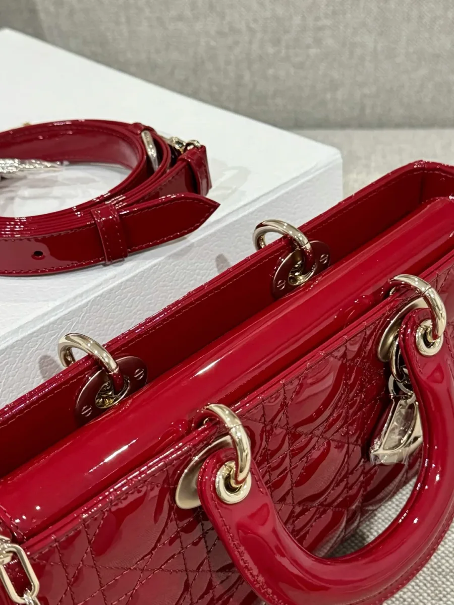 Открытая бордовая сумка Dior Lady D-Joy, вид сверху на внутреннее отделение