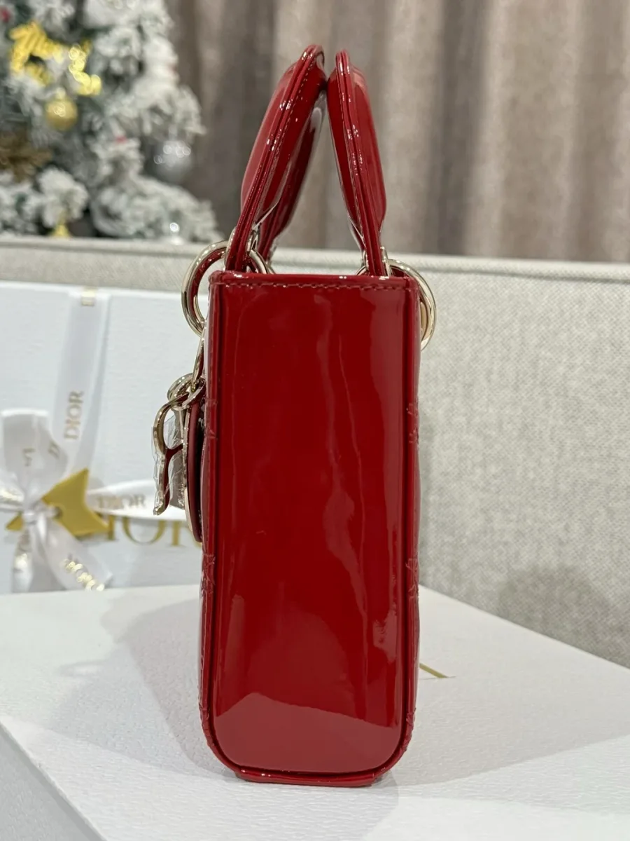 Бордовая сумка Dior Lady D-Joy из лакированной кожи, вид сбоку