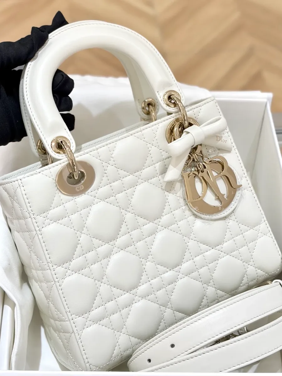 Белая сумка Lady Dior 20 с подвеской-бантом, вид спереди в коробке
