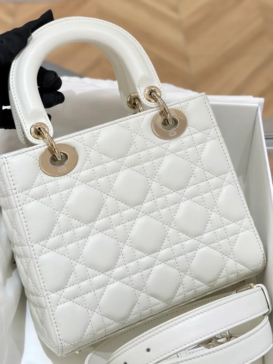 Белая кожаная сумка Lady Dior 20 с узором Cannage, вид спереди