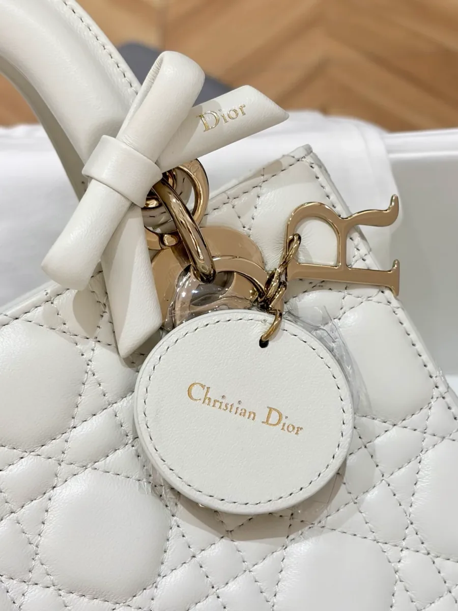 Крупный план круглой кожаной подвески с тиснением Christian Dior