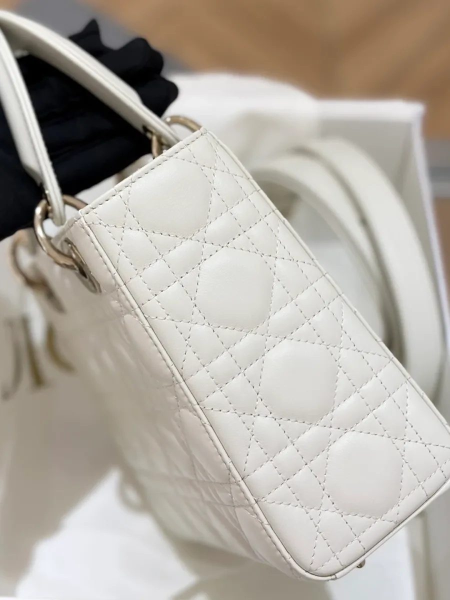 Белая сумка Lady Dior 20, вид сбоку, демонстрирующий стеганую текстуру