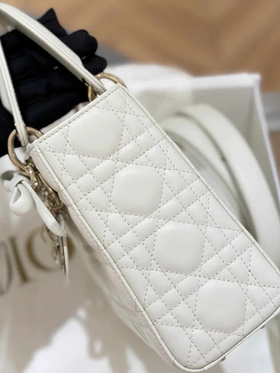 Вид сбоку на белую сумку Lady Dior 20 с верхней ручкой