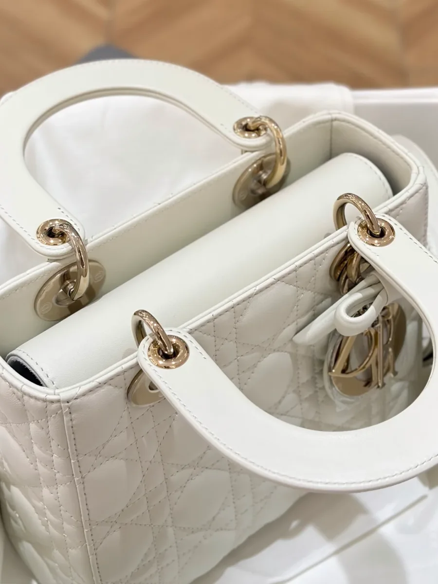 Вид сверху на открытую сумку Lady Dior 20 с внутренним клапаном