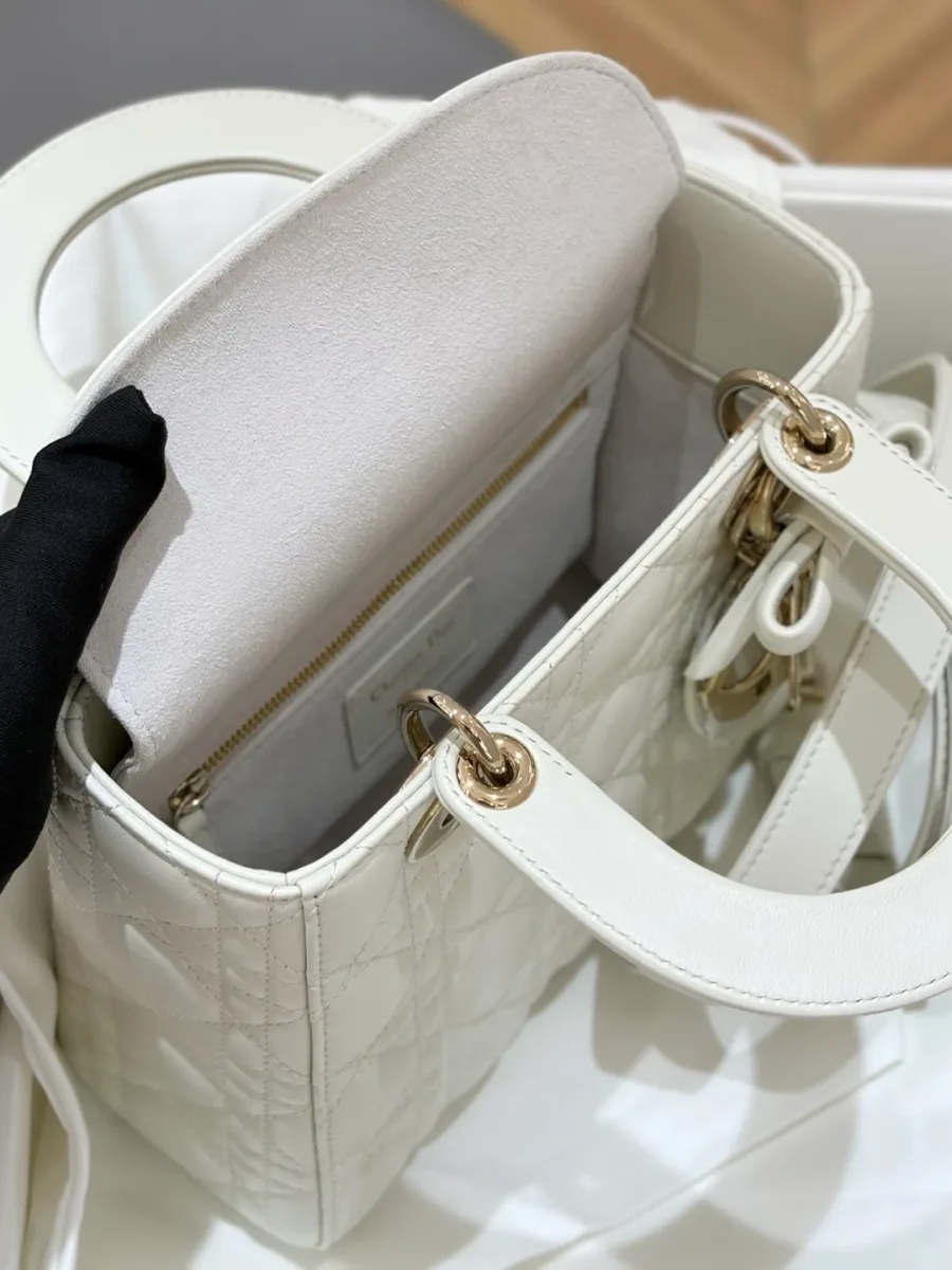 Внутреннее отделение сумки Lady Dior 20 из белой кожи с открытым клапаном