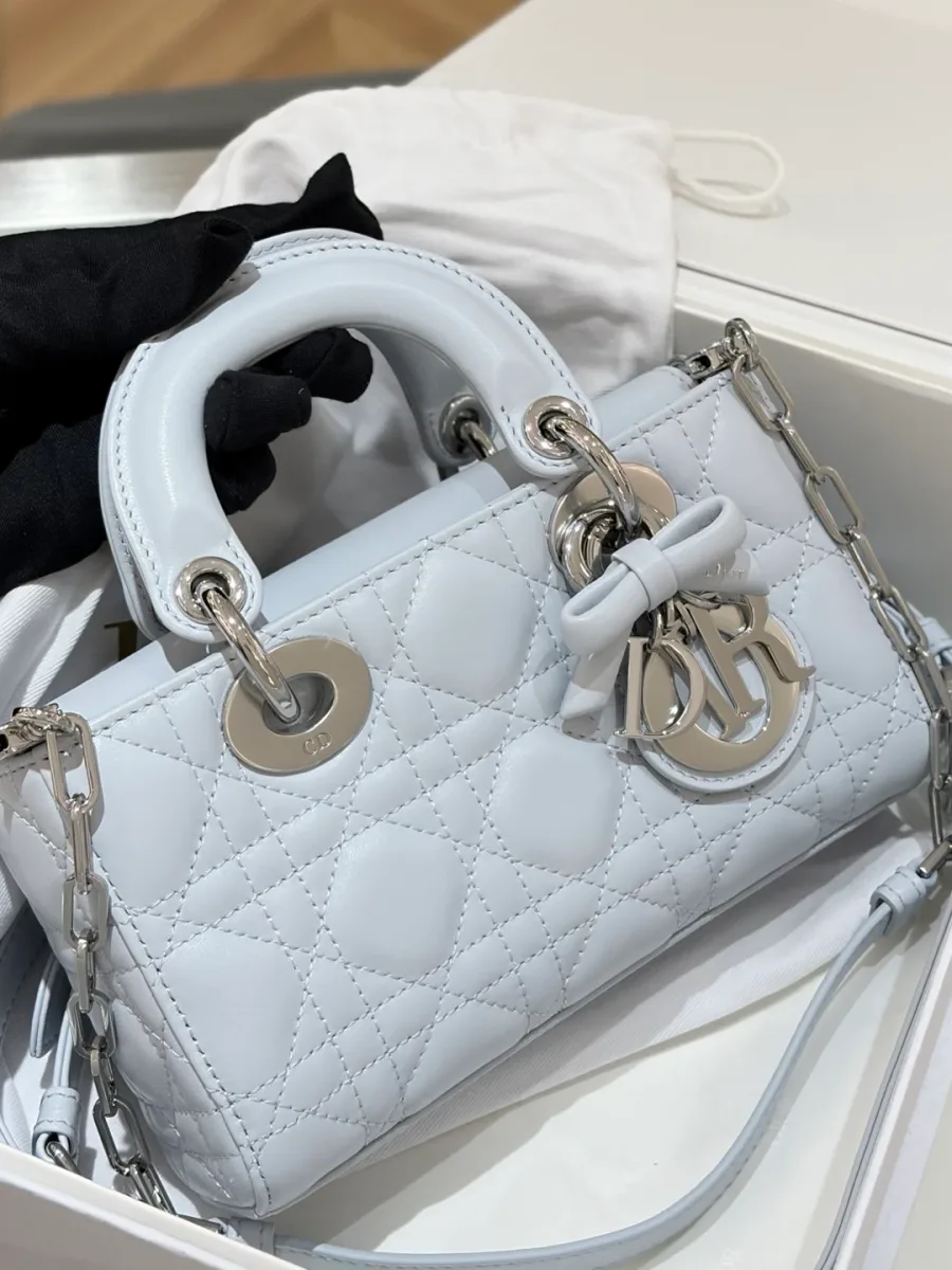 Голубая сумка Dior Lady D-Joy 19 с верхней ручкой и серебристой фурнитурой, вид спереди