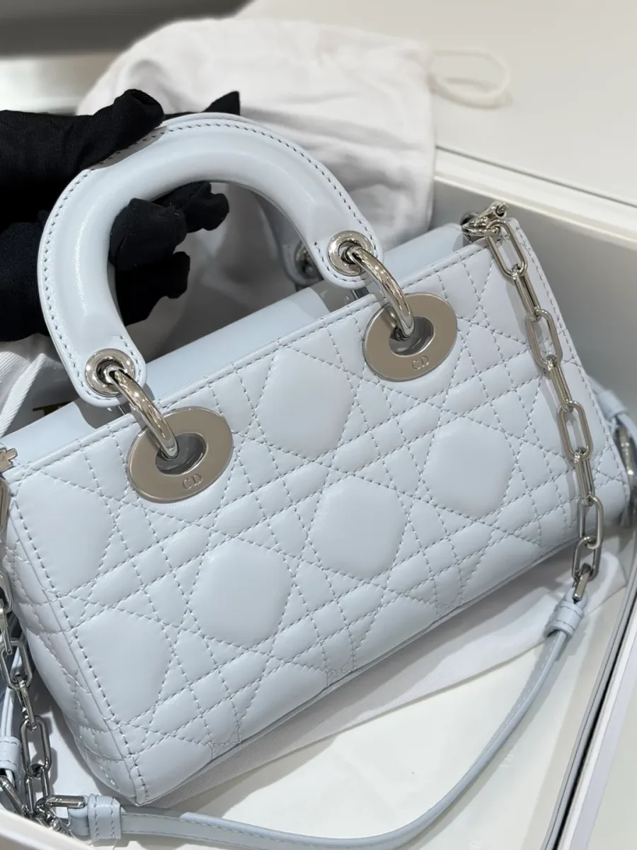 Голубая сумка Dior Lady D-Joy 19, вид под углом в фирменной коробке