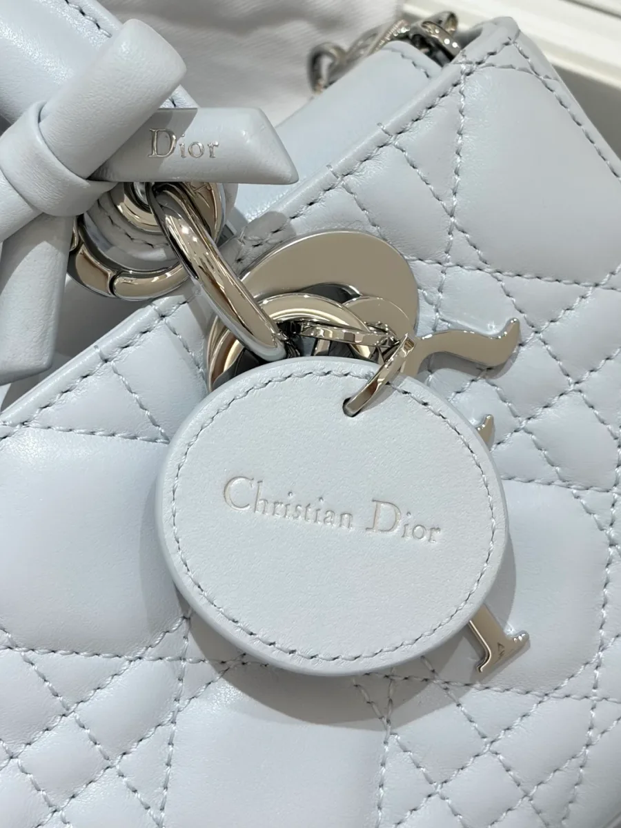Крупный план обратной стороны подвески с тиснением Christian Dior