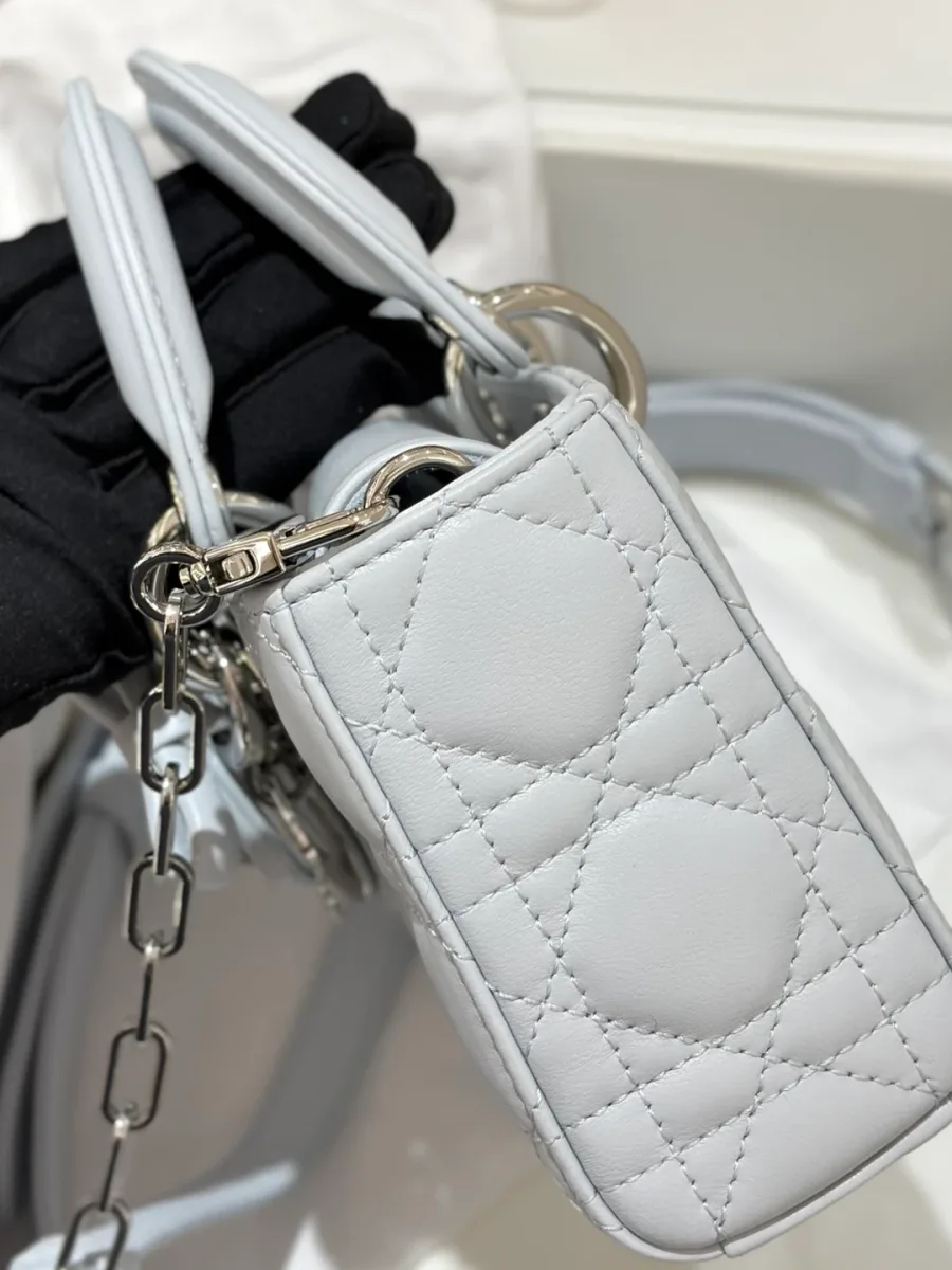 Боковая сторона сумки Dior Lady D-Joy 19 со стеганым узором Cannage