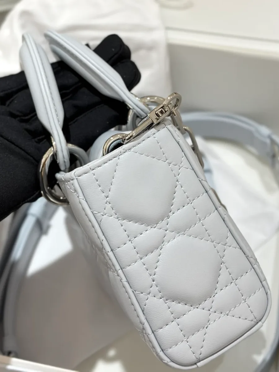 Боковая сторона сумки Dior Lady D-Joy 19 из голубой кожи со стеганым узором Cannage