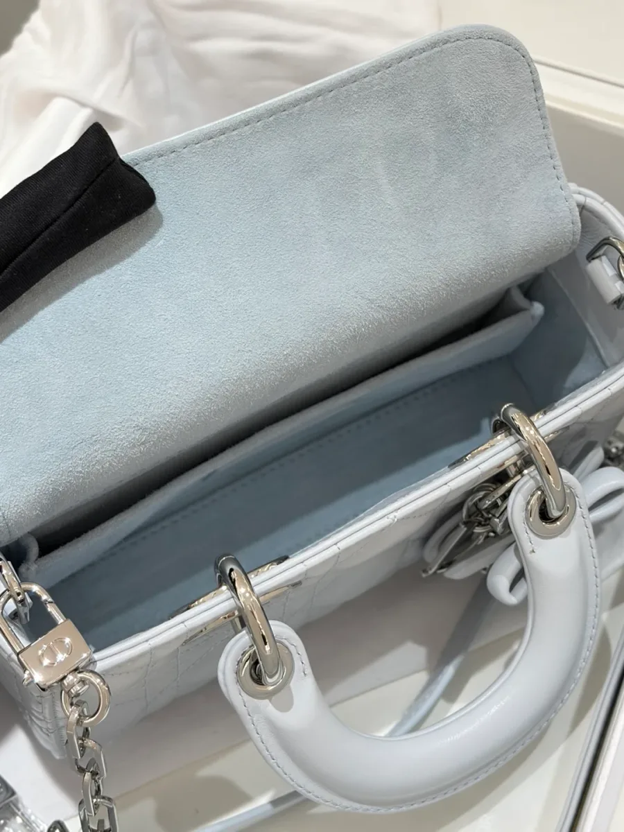 Открытая сумка Dior Lady D-Joy 19, вид сверху на внутреннее отделение и клапан