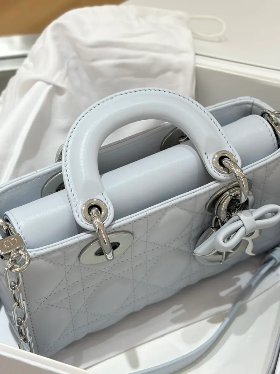 Сумка Dior Lady D-Joy 19 в коробке, вид сверху на ручки и верхнюю часть