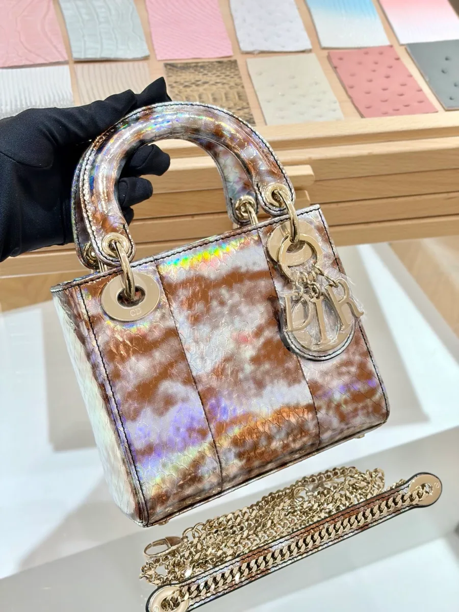 Сумка Lady Dior 17 из разноцветной змеиной кожи с голографическим эффектом, вид спереди