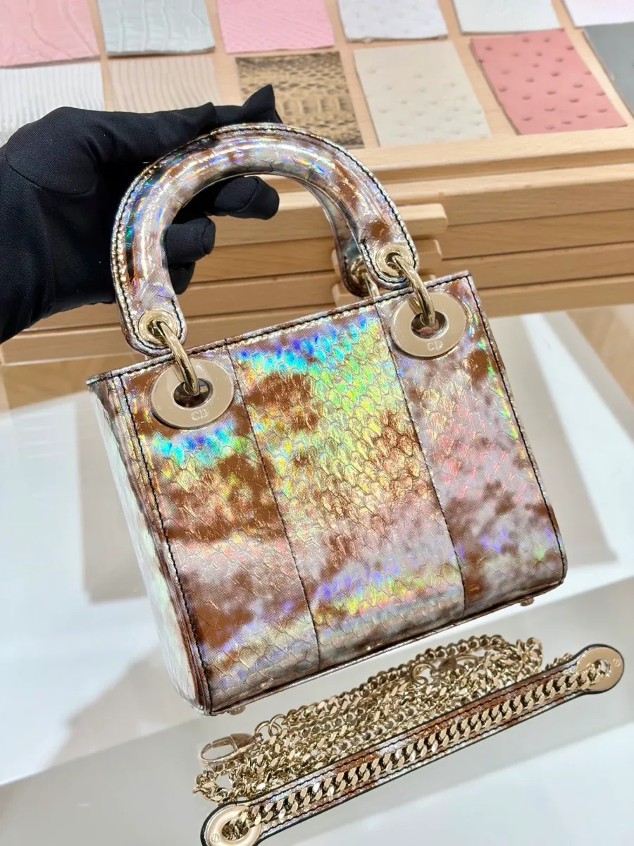 Сумка Lady Dior 17 из разноцветной змеиной кожи с голографическим эффектом, вид спереди с цепочкой