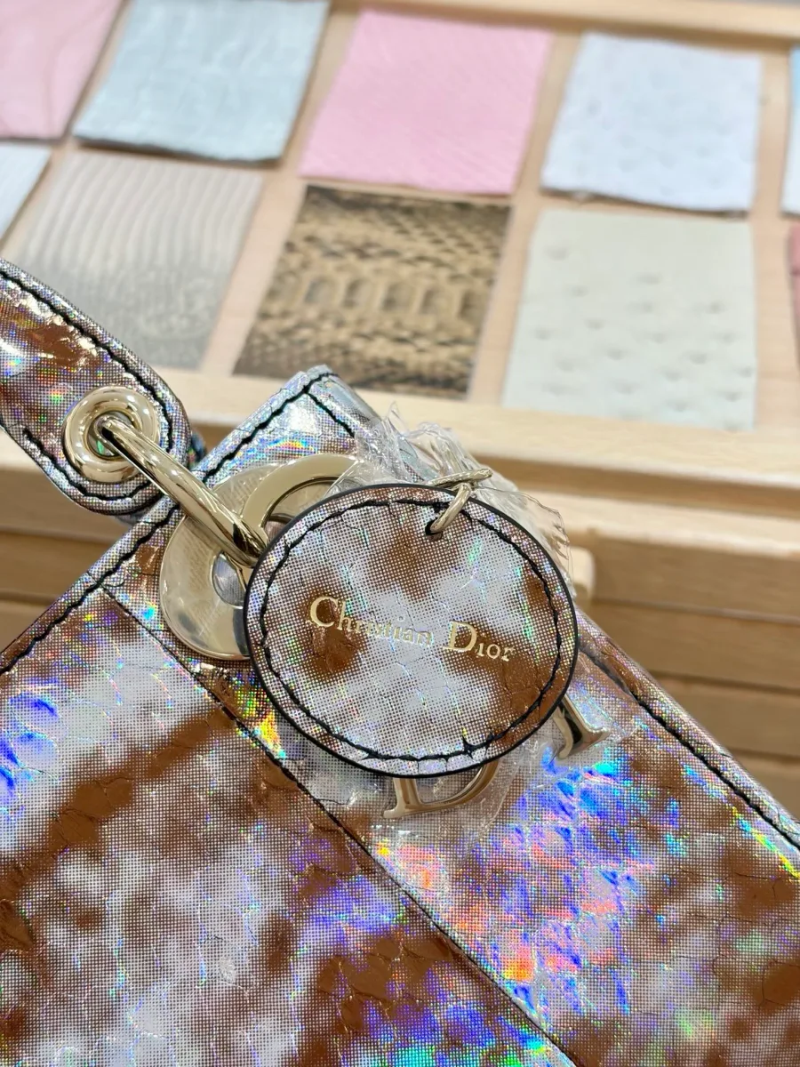 Крупный план кожаного ярлыка с тиснением Christian Dior на сумке