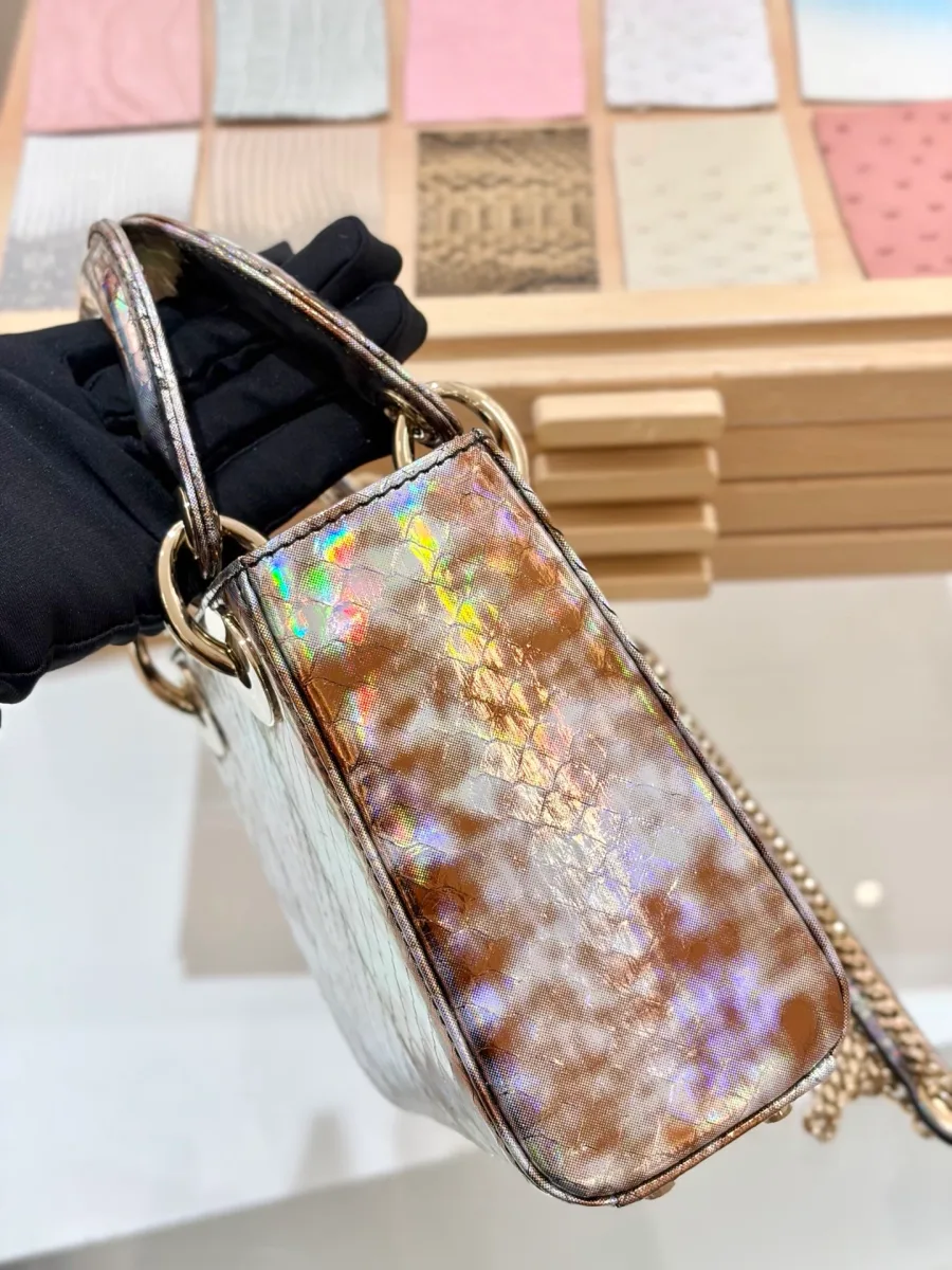 Сумка Lady Dior 17 из разноцветной змеиной кожи, вид сбоку