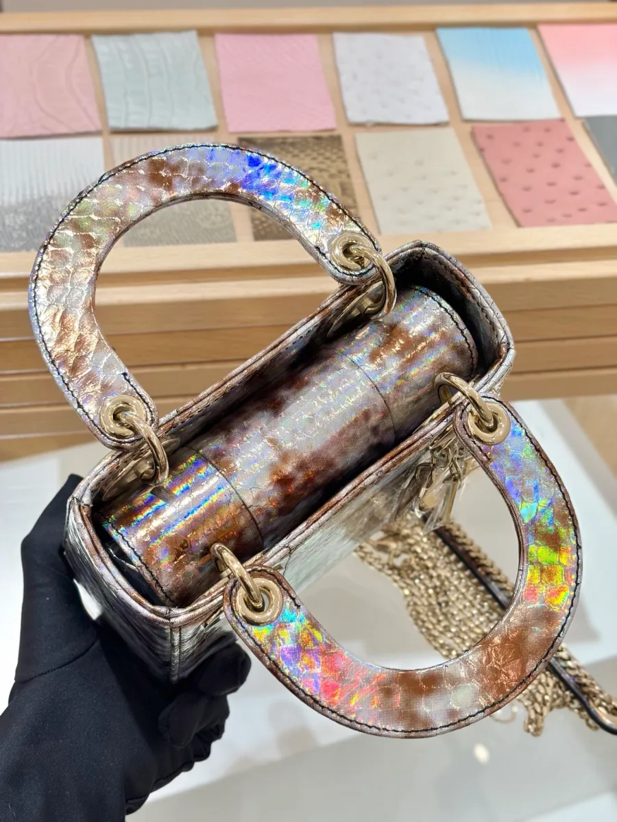 Сумка Lady Dior 17 из разноцветной змеиной кожи, вид сверху с открытым клапаном
