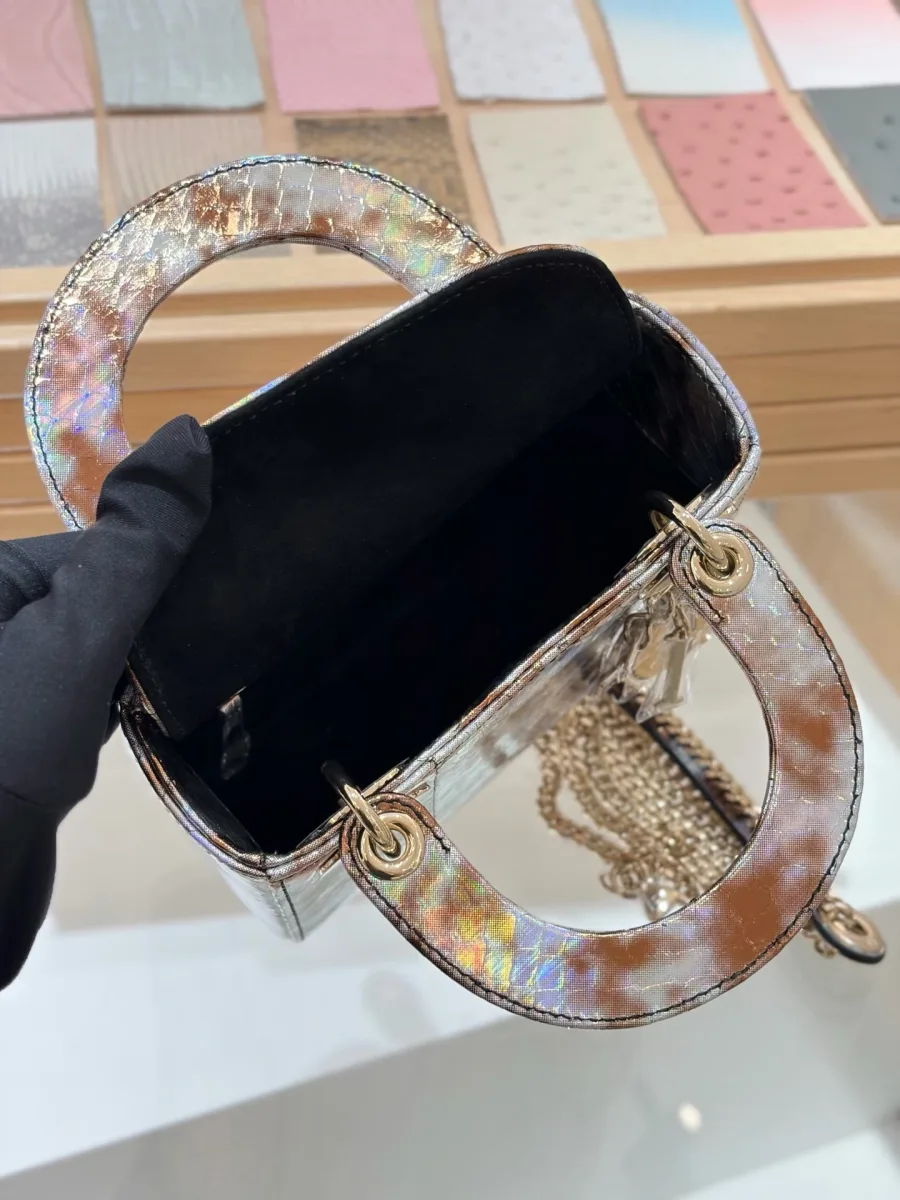 Внутреннее отделение сумки Lady Dior 17 с черной подкладкой