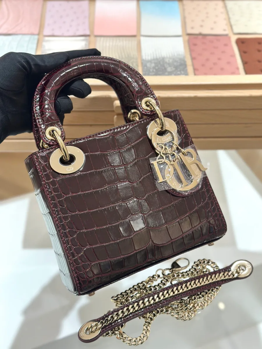 Бордовая сумка Lady Dior 17 из кожи крокодила с золотистой фурнитурой и ремнем-цепочкой